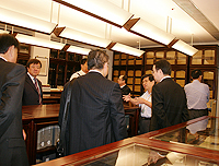 The MOE delegation led by Mr. Zhao Lingshan visits the University Library